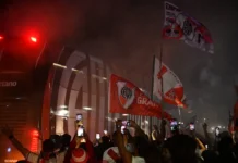 Banderas, cánticos y bengalas recibieron a River en SMA
