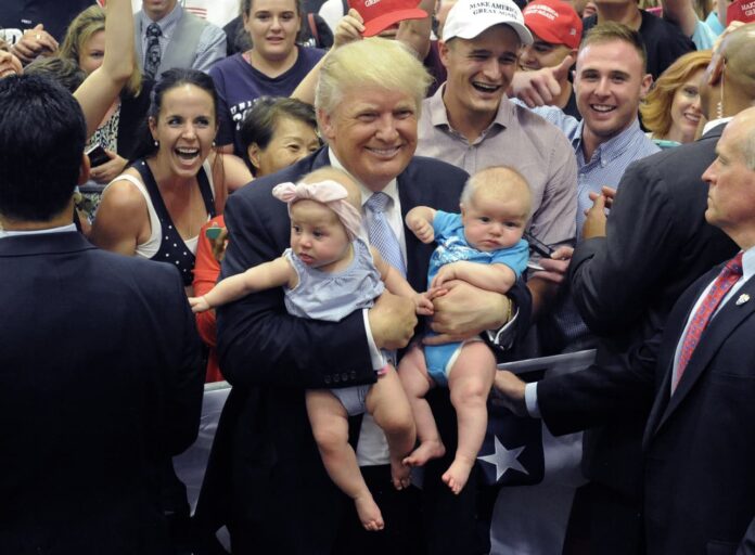 Trump con niños Archivo