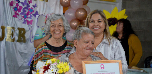 Emotivo homenaje a las mujeres en Arroyito