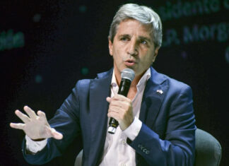 Caputo sale a buscar dólares del mercado local