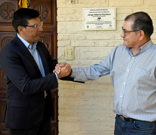Colocaron una placa en la casa del héroe Don Pacheco
