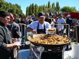 Se terminó rápido la gran paella de Pascuas en la península Hiroki