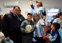 Con clima mundial, más de 300 chicos cambiaron figuritas