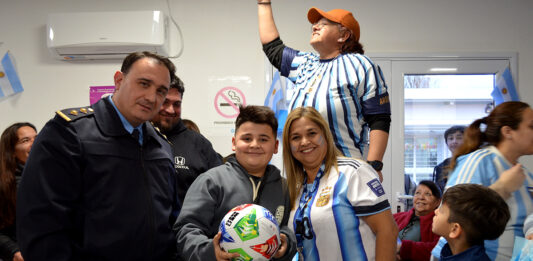 Con clima mundial, más de 300 chicos cambiaron figuritas