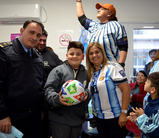 Con clima mundial, más de 300 chicos cambiaron figuritas
