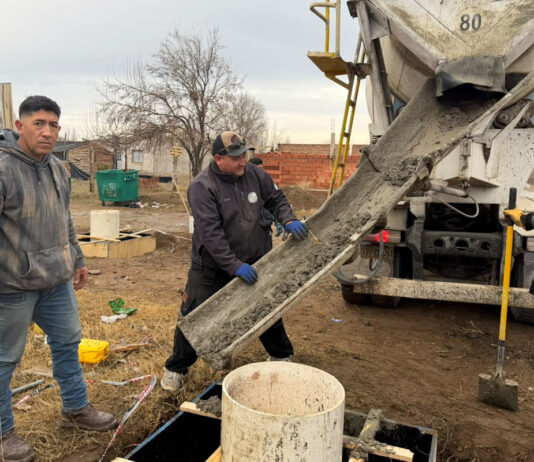 Llegó el cemento para los pilares de las Manzanas H