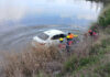 Insólito: dejó su auto volcado en el río y apareció una mujer a buscarlo