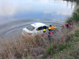 Insólito: dejó su auto volcado en el río y apareció una mujer a buscarlo