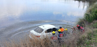 Insólito: dejó su auto volcado en el río y apareció una mujer a buscarlo