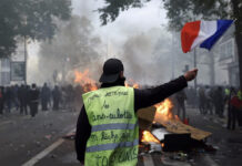 Con las calles en llamas, Francia impone toques de queda
