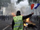 Con las calles en llamas, Francia impone toques de queda
