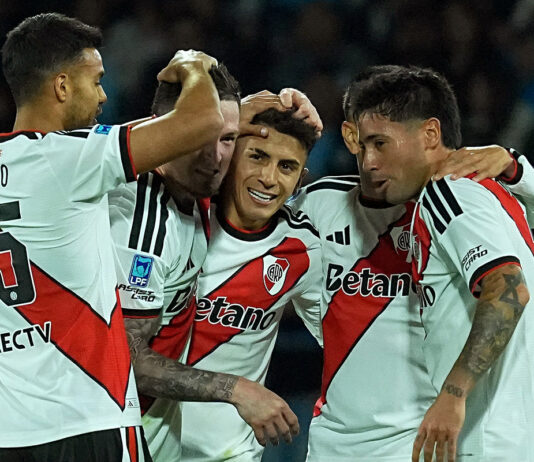 Otra de piratas: River goleó y volvió a zona de playoffs